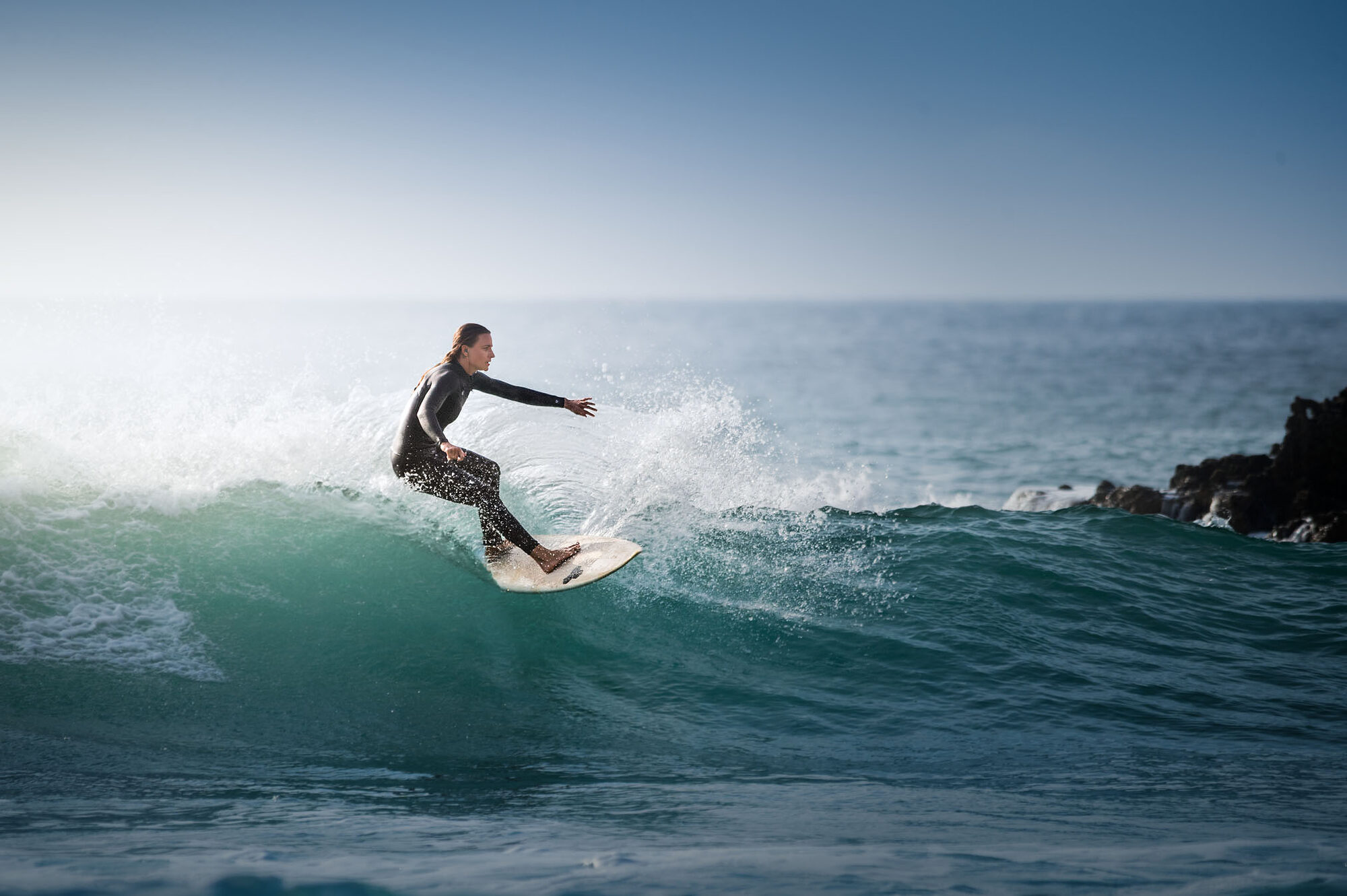 Sessione surf sulla parete dell&rsquo;onda
